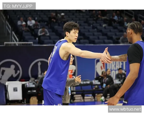杨瀚森在开拓者队亮相 杨瀚森在开拓者队亮相