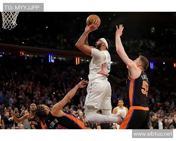 打湖人老猛了！兰德尔20中10空砍33分5板6助1断 上半场轰22分